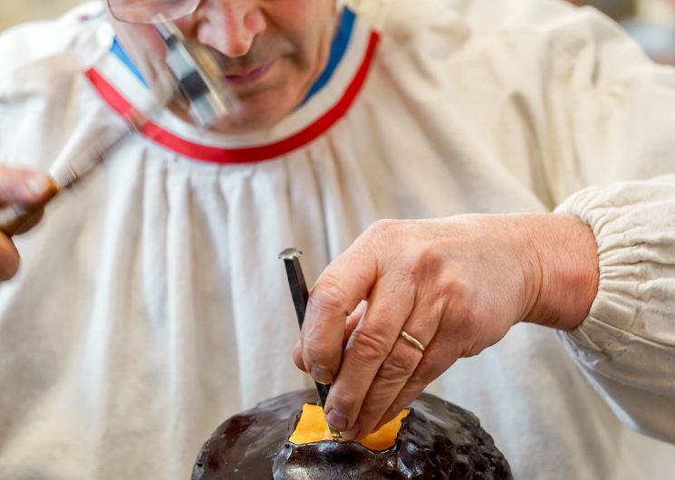 Antoine Legouy travaillant à la réplique du torque de Montans dans son atelier
