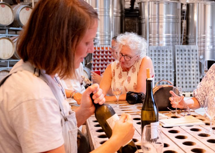 Dégustation dans le chai du Domaine de Cantalauze - vins bio de Gaillac