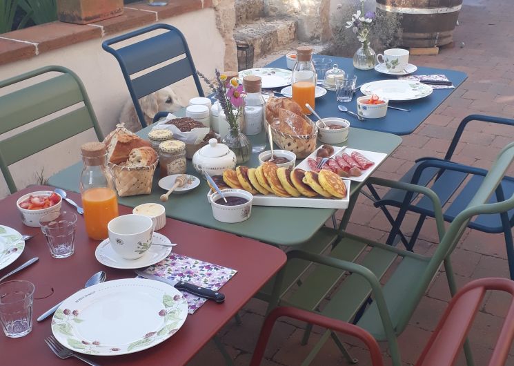 Petit déjeuner en terrasse