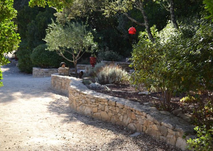 Murs de pierres sèches, jardin méditerranéen paysagé ....