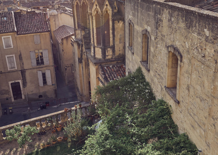 vue de la terrasse de la piscine vers la place de l'église