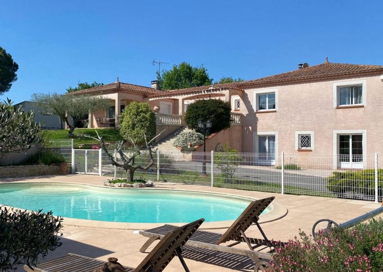 Piscine vue sur gîte