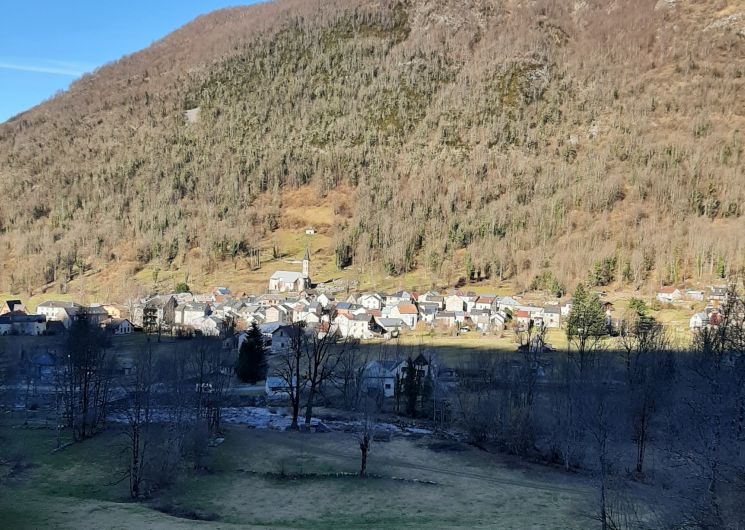 Vue sur le village de Aulus .jpg