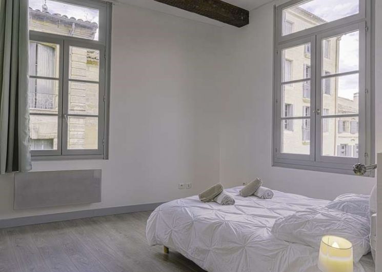 Chambre avec ses 2 fenêtres donnant sur le centre historique