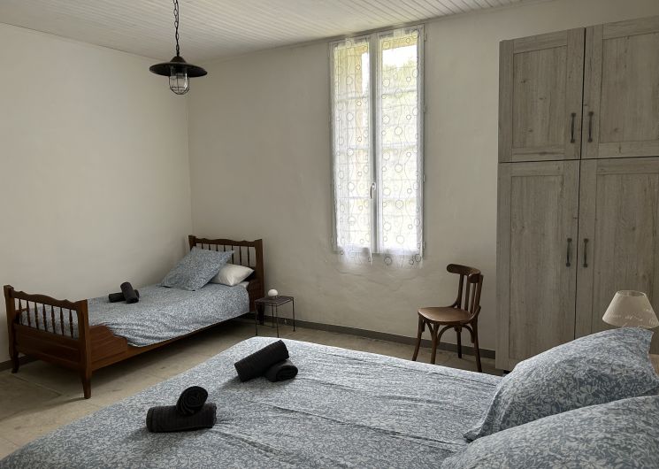 Chambre N° 1 - 1 lit en 140 cm x 200 cm et 1 lit en 90 cm.