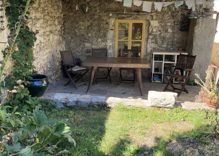 Mazet en famille dans le jardin_Saint-Hippolyte-du-Fort