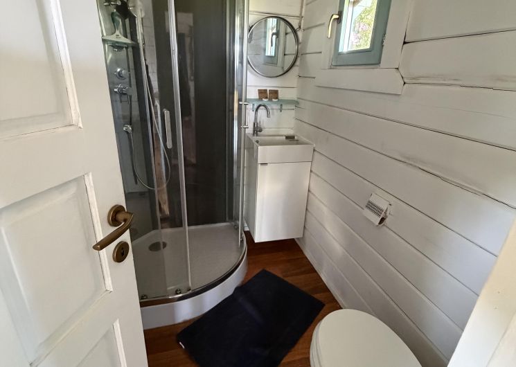 Salle de douche et WC
