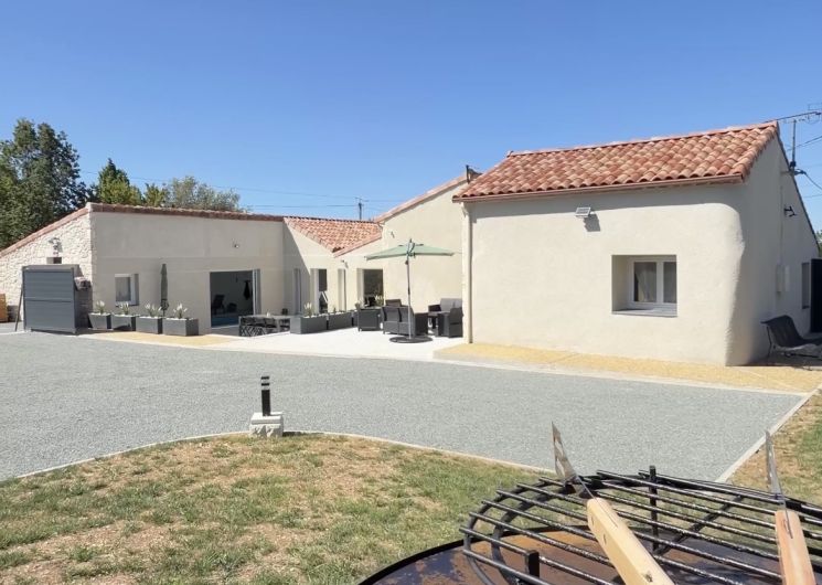 Parking privé, portail électrique et barbecue