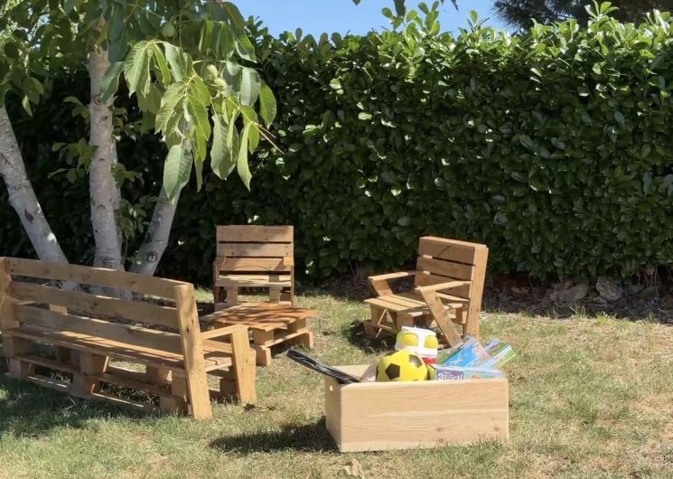 Espace salon de jardin et jeux enfants