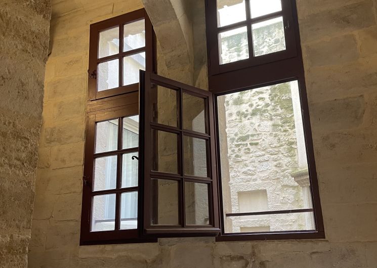 L'escalier et ses fenêtres à meneaux