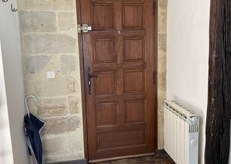 Porte d'entrée à l'intéreur de l'appatement