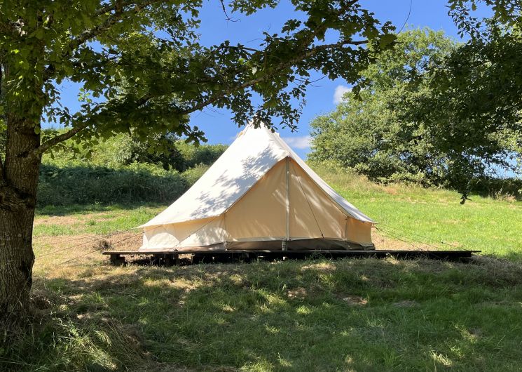 Tente au bord du lac