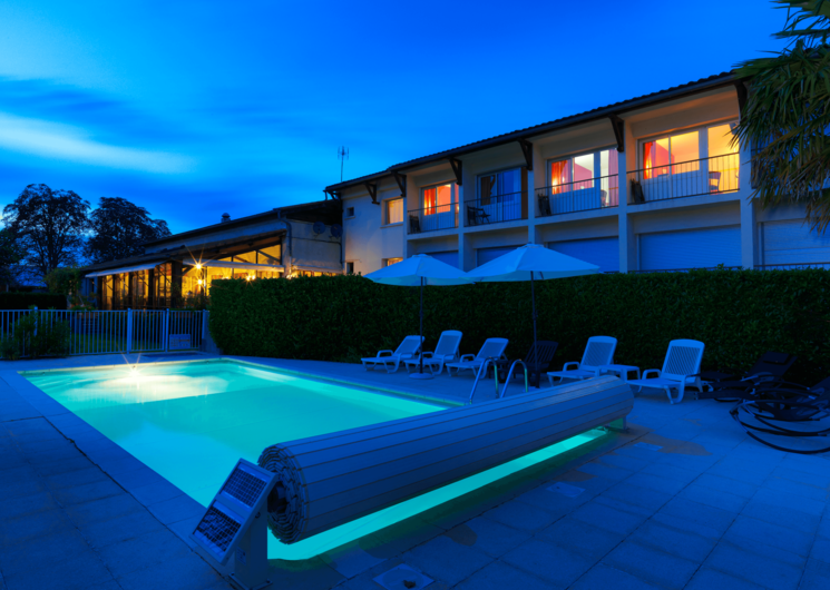 Piscine et Hotel en début de soirée