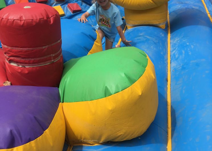 Structure gonflable avec enfant