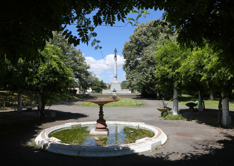 Fontaine et monument aux morts