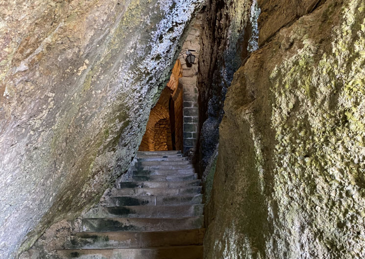 Entrée dans la roche