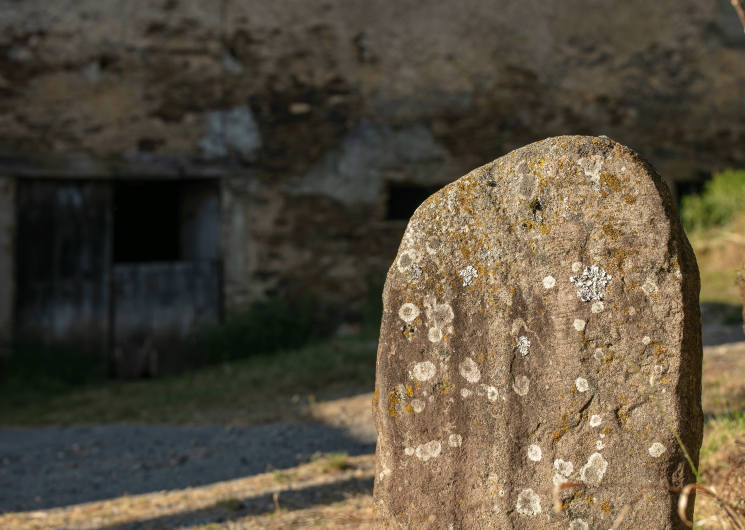 Vue rapprochée de la statue-menhir des Ouvradous 1