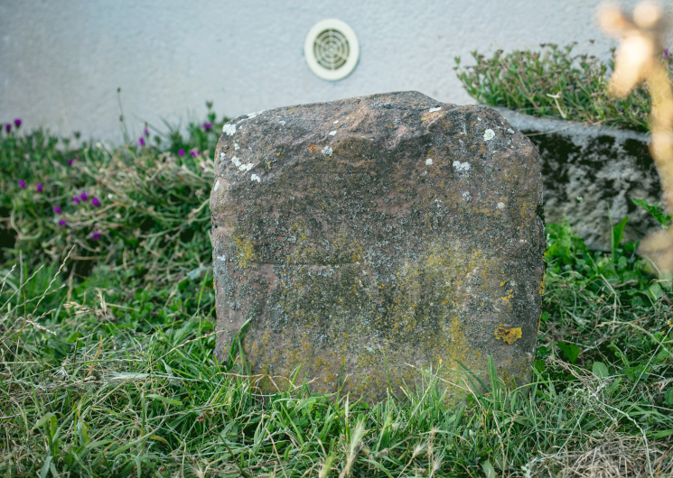 Vue rapprochée de la statue-menhir