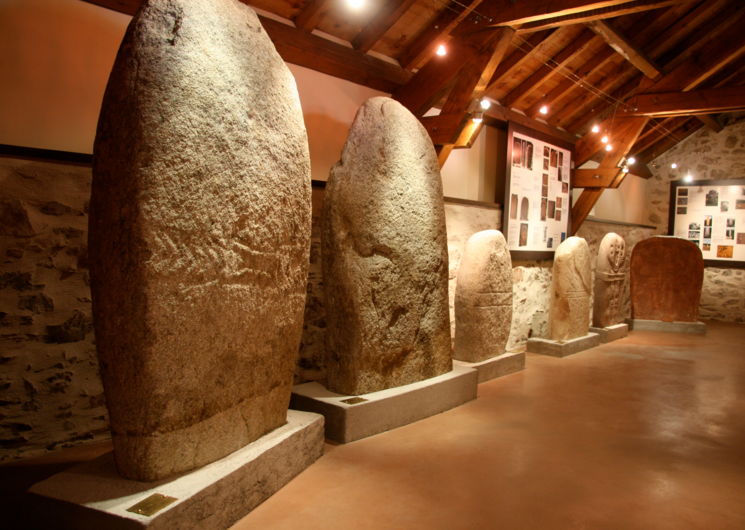 Salle d'exposition de statues menhirs