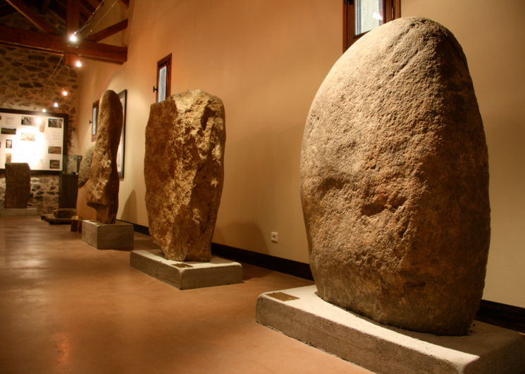Salle d'exposition de statues menhirs