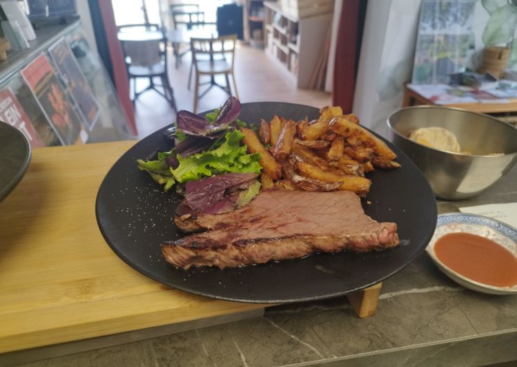 The steak d'Aubrac & Frites Maison à la graisse de Boeuf