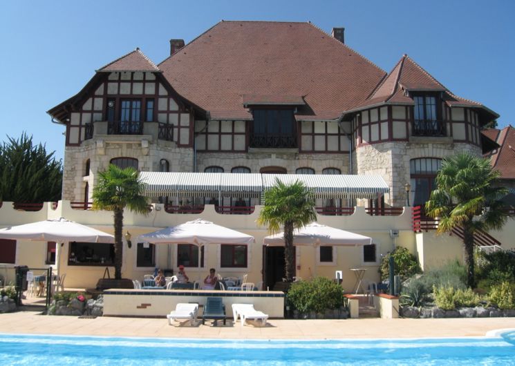 La table de Cazalères Terrasses et piscine