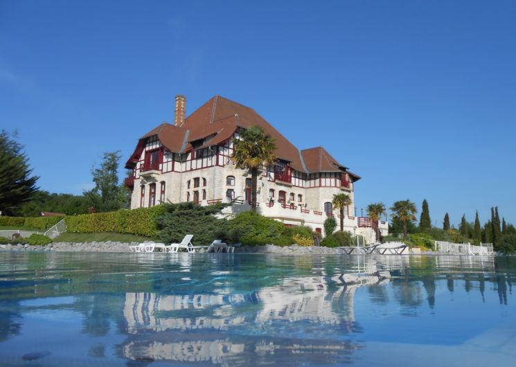 La table de Cazalères Château et piscine