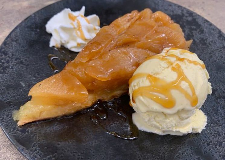 Tarte tatin, boule vanille et son caramel maison 