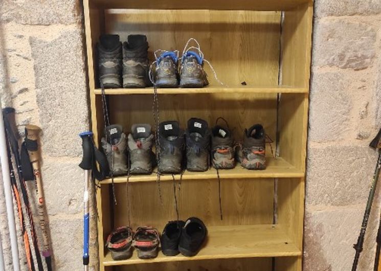 Une armoire qui a vu quantité de chaussures de pélerins
