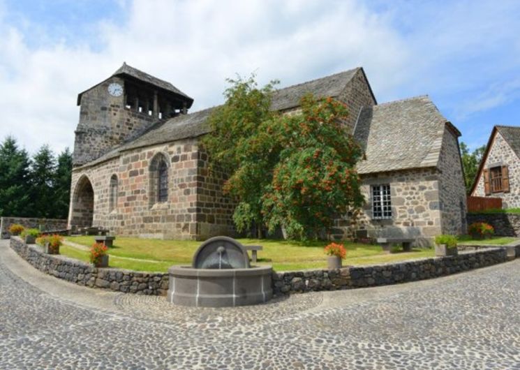 Eglise de Brommat, son clocher, la place, la fontaine