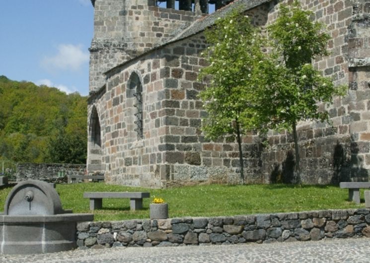 L'église de Brommat et sa place