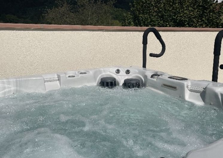 Le spa avec ses jets et ses barres d'appui