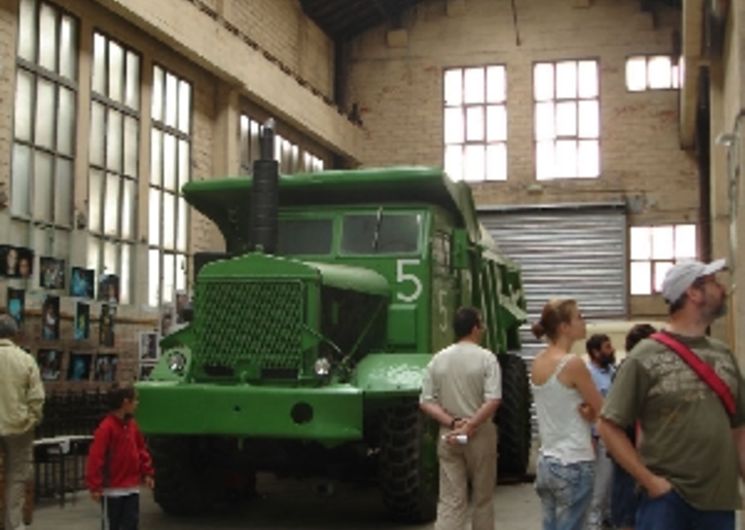 Visite libre devant camion Euclid de 1947 exposé dans le musée