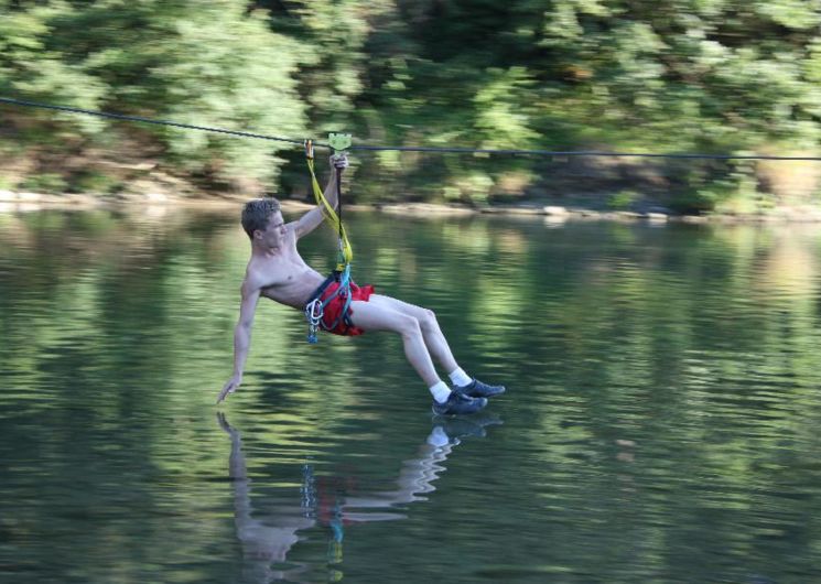 Tyrolienne aquatique