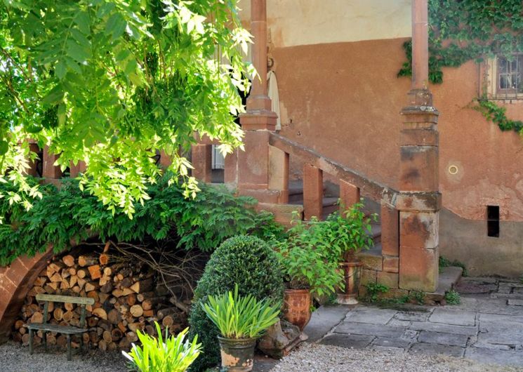 Escalier sous porche et le bois qui vous attend pour une bonne flambée