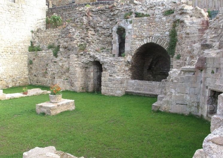 Nef romane ruinée église de St Grégoire à Sévérac d'Aveyron