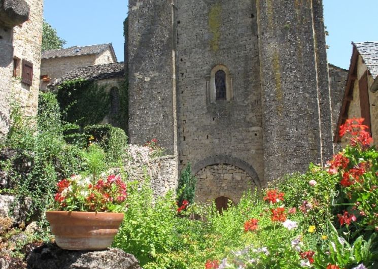 Clocher tour du XIIème siècle église de St Grégoire à Sévérac d'Aveyron