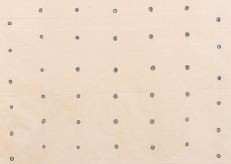 Hessie, Les Trous, série Trous, 1973, (détail). Broderie de fil bleu sur perforations sur tissu de coton, 166 x 85 cm. 