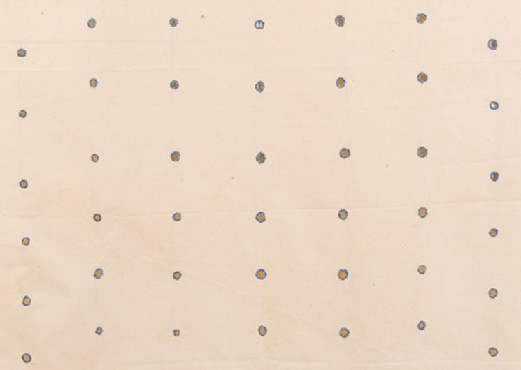 Hessie, Les Trous, série Trous, 1973, (détail). Broderie de fil bleu sur perforations sur tissu de coton, 166 x 85 cm.