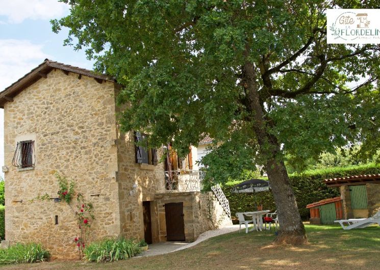 Façade du gîte, son jardin arboré et le mobilier de jardin