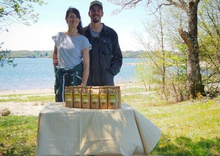 Lucie et Jérémy Coulon, producteurs de lentilles blondes à Canet-de-Salars, au bord du lac de Pareloup