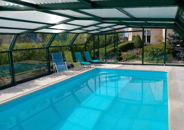 La piscine couverte privative au gîte