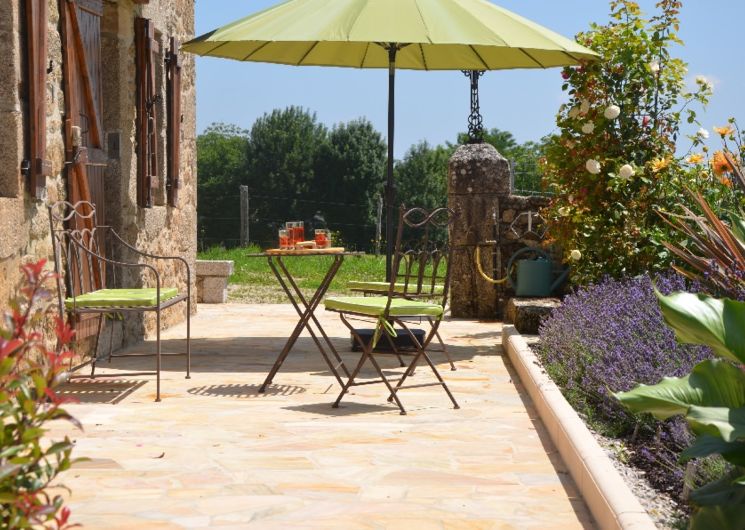 Terrasse 2 côté piscine_Gîte de Bernadette et Bernard près de Conques