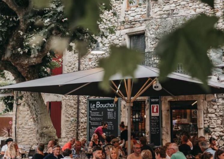 Terrasse sous les platanes