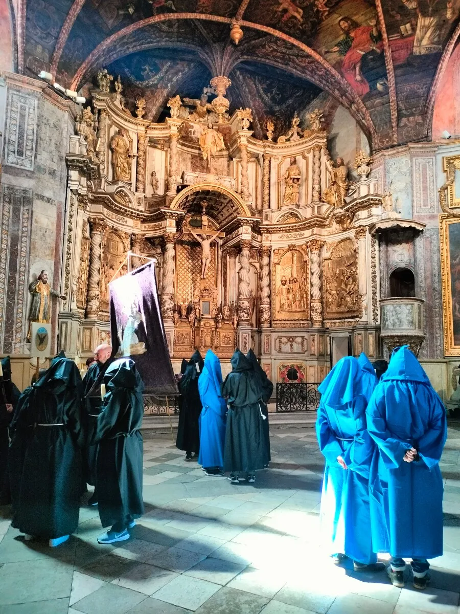 Procession des Pénitents Noirs et Bleus à Villefranche-de-Rouergue 