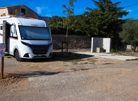 AIRE DE STATIONNEMENT - MONTPEYROUX 