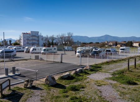 AIRE D'ACCUEIL ET DE STATIONNEMENT CAMPING-CARS DE SAINT-CYPRIEN 