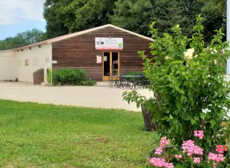 Accueil Camping-Car à la ferme d'Esparnol à Montfaucon 