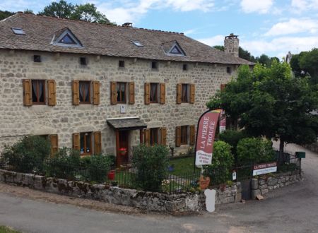 MAISON D'HÔTES LA PIERRE TROUÉE 