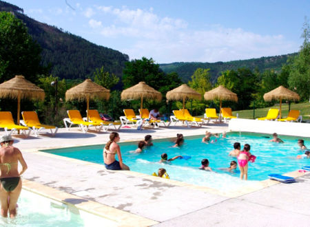 VILLAGE DE GITES DU COLOMBIER - VILLAS 10 PERSONNES 